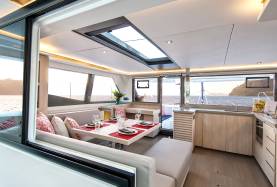 Moorings 4500 salon
